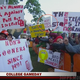 Illustration for article titled Notre Dame Is Probably Going To Lose: Your Roundup Of The Best Signs Behind The College Gameday Crew